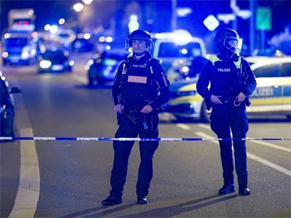 Polizisten sichern die Einsatzstelle in der Region Hannover