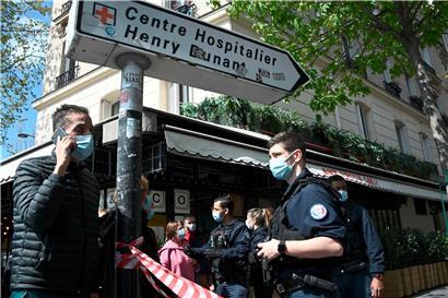 Polizisten sperren das Gebiet um das Krankenhaus Henry Dunant ab. In Paris ist mindestens ein Mensch in der Nähe eines Krankenhauses durch Schüsse getötet worden. Eine weitere Person sei verletzt worden, bestätigte die Polizei. 

