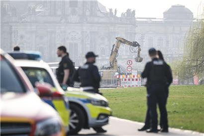 Polizisten sperren Elberadweg nahe Carolabrücke, Bagger arbeitet an archäologischer Fundstelle bei Baustelle