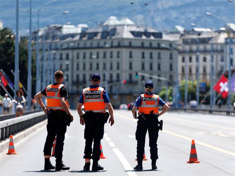 Polizisten sichern Mont-Blanc-Brücke in Genf während Demonstration gegen G7-Gipfel mit Absperrungen und Einsatzfahrzeugen