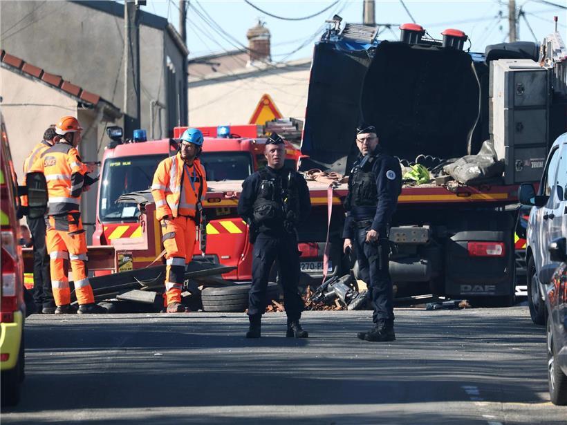 Polizisten auf Straße in Bully-les-Mines, Pas-de-Calais, Nordfrankreich, 7. April 2026, Sicherheitskontrolle