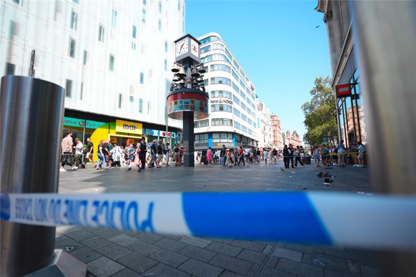 Polizisten stehen am Tatort eines Messerangriffs am Leicester Square: Im Zentrum von London sind ein elfjähriges Mädchen und eine 34-jährige Frau niedergestochen worden
