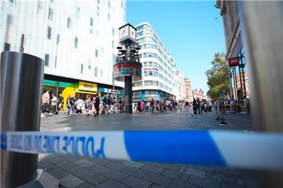 Polizisten stehen am Tatort eines Messerangriffs am Leicester Square: Im Zentrum von London sind ein elfjähriges Mädchen und eine 34-jährige Frau niedergestochen worden
