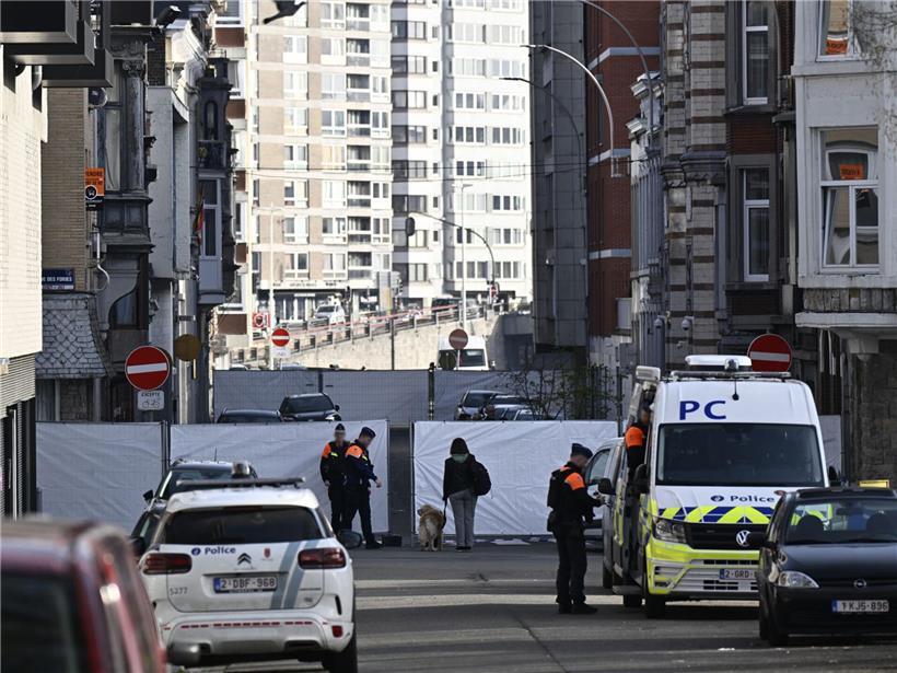 Polizisten sichern nach Explosion nahe Synagoge in Lüttich das abgesperrte Gebiet