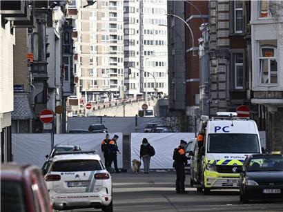 Polizisten sichern nach Explosion nahe Synagoge in Lüttich das abgesperrte Gebiet