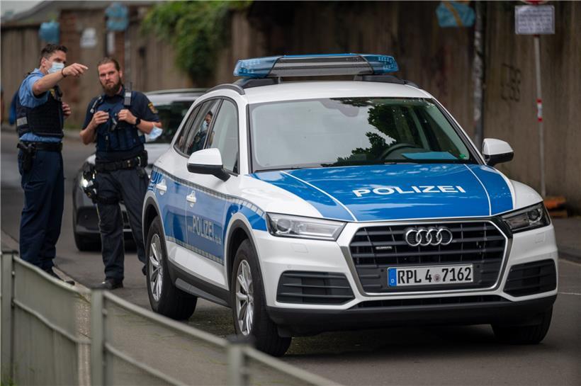 Polizisten stehen bei Prozessbeginn am Landgericht Trier. Der Angeklagte soll am 1. Dezember 2020 mit seinem Geländewagen durch die Trierer Fußgängerzone gerast sein, um möglichst viele Menschen zu töten oder zu verletzen.
