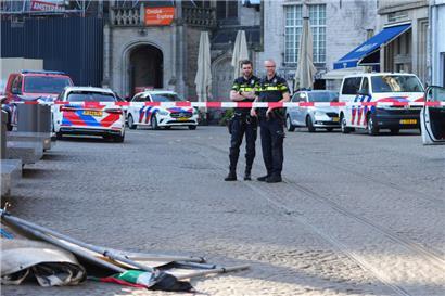 Polizisten stehen hinter einem abgesperrten Bereich nach einer Messerattacke
