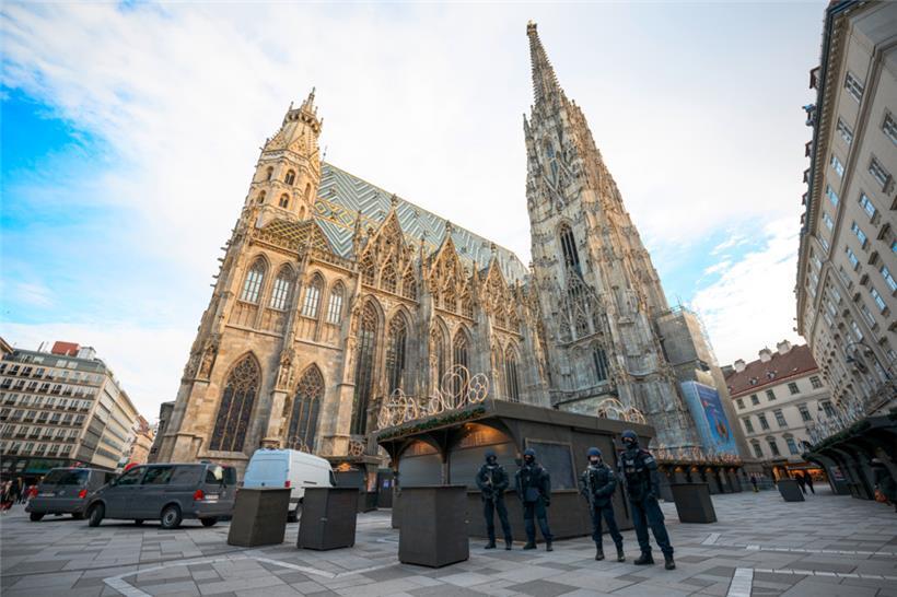 Polizisten stehen in Wien nach Hinweisen auf einen möglichen Anschlagsplan einer islamistischen Gruppe vor der Domkirche St. Stephan
