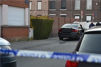 Polizisten stehen in einem abgesperrten Bereich Wache. In Belgien ist bei einer Karnevalsveranstaltung ein Fahrzeug in eine Menschengruppe gefahren. 
