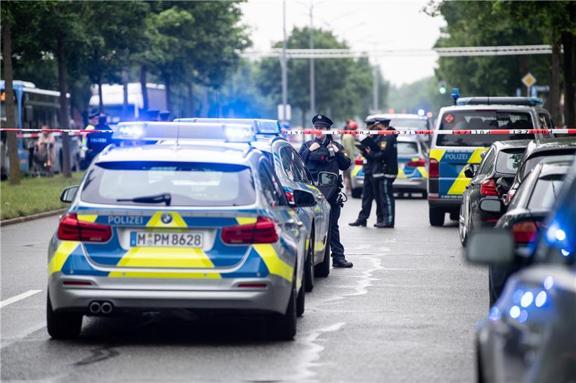 Polizisten stehen nahe der Stelle, an der am Nachmittag ein Fahrzeug in eine Gruppe von Menschen gefahren ist. Drei Menschen wurden verletzt. Ob durch die Kollision mit dem Auto oder durch die nachfolgende Prügelei, war zunächst unklar.
