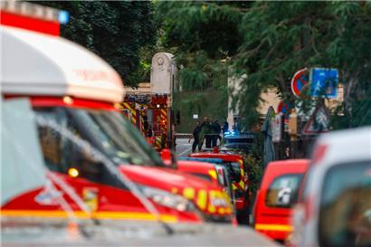 Polizisten stehen neben Rettungsfahrzeugen in der Nähe der Bar „Le Ramus“
