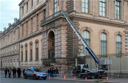 Polizisten stehen neben einem Möbelaufzug, mit dem Einbrecher in das Louvre-Museum am Quai Francois Mitterrand eindrangen
