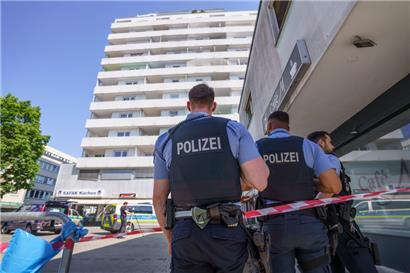 Polizisten stehen vor einem Hochhaus in der Innenstadt von Hanau, wo am Morgen ein totes Mädchen und ein schwer verletzter Junge gefunden wurden
