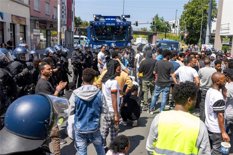 Polizisten umringten am Rande des Eritrea-Festivals in Gießen eine Gruppe von Menschen. Zuvor war es zu Ausschreitungen gekommen. 

