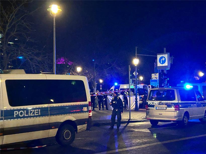 Polizisten und Einsatzfahrzeuge stehen beim Holocaust-Denkmal. Am Denkmal für die ermordeten Juden Europas in Berlin-Mitte ist ein Mann schwer verletzt worden
