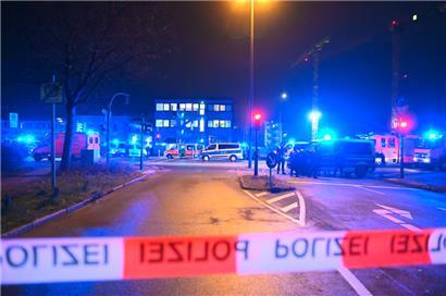Polizisten und Helfer waren in Hamburg im Einsatz. Es sind Schüsse gefallen und die Polizei war mit starken Kräften vor Ort. 
