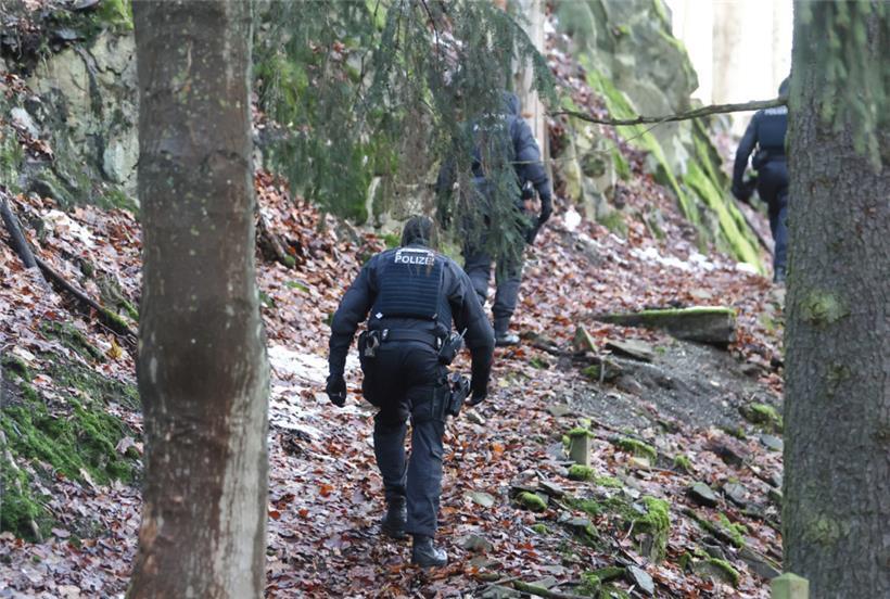 Polizisten unterwegs zur Durchsuchung eines Jagdschlosses: Teile der Reichsbürgerszene wurden ausgehoben
