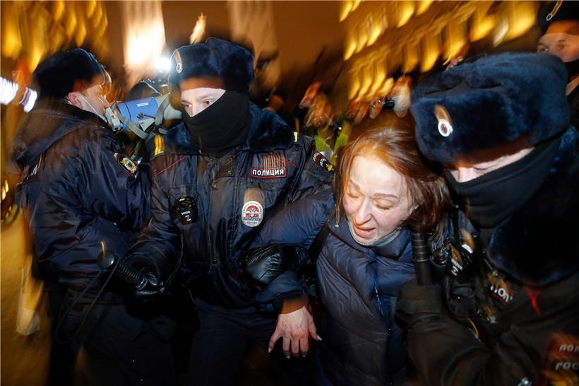Polizisten verhaften bei einem Protest eine Anhängerin Nawalnys auf dem Roten Platz
