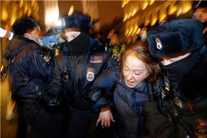 Polizisten verhaften bei einem Protest eine Anhängerin Nawalnys auf dem Roten Platz
