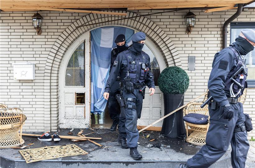 Polizisten verlassen eine Villa im deutschen Leverkusen bei Ermittlungen gegen Clankriminalität
