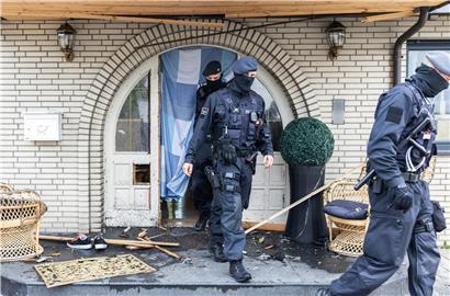 Polizisten verlassen eine Villa im deutschen Leverkusen bei Ermittlungen gegen Clankriminalität
