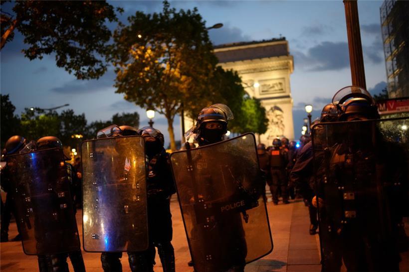 Polizisten vor dem Arc de Triomphe auf der Champs Élysées

