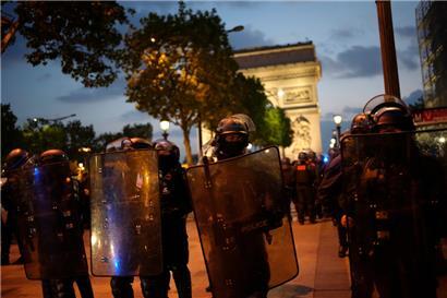 Polizisten vor dem Arc de Triomphe auf der Champs Élysées
