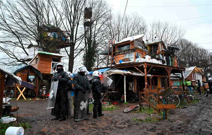 Polizisten vor dem Protestdorf in Lützerath
