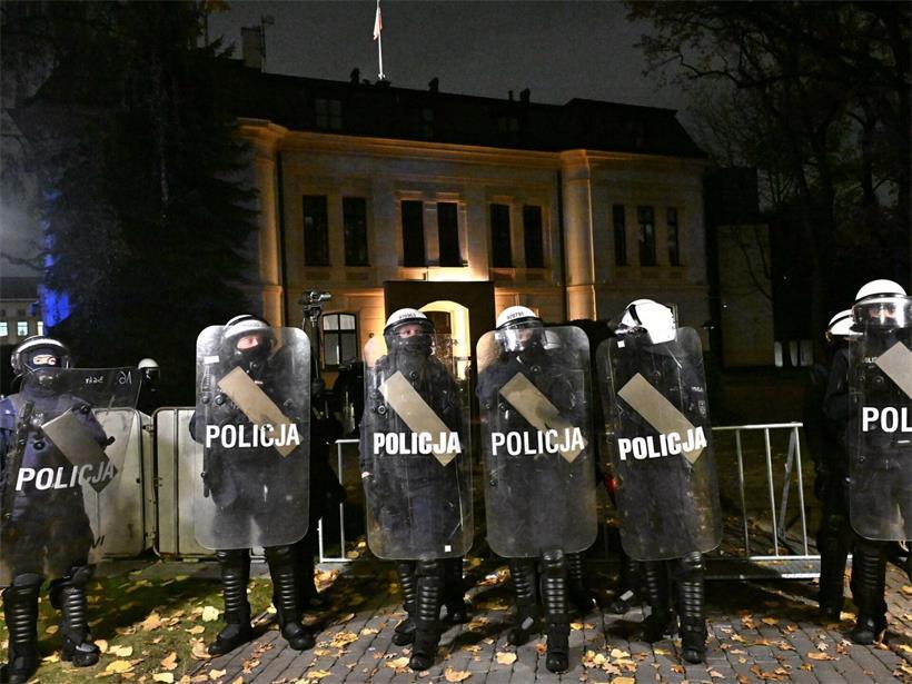 Polizisten waren am Gerichtsgebäude in Warschau im Einsatz