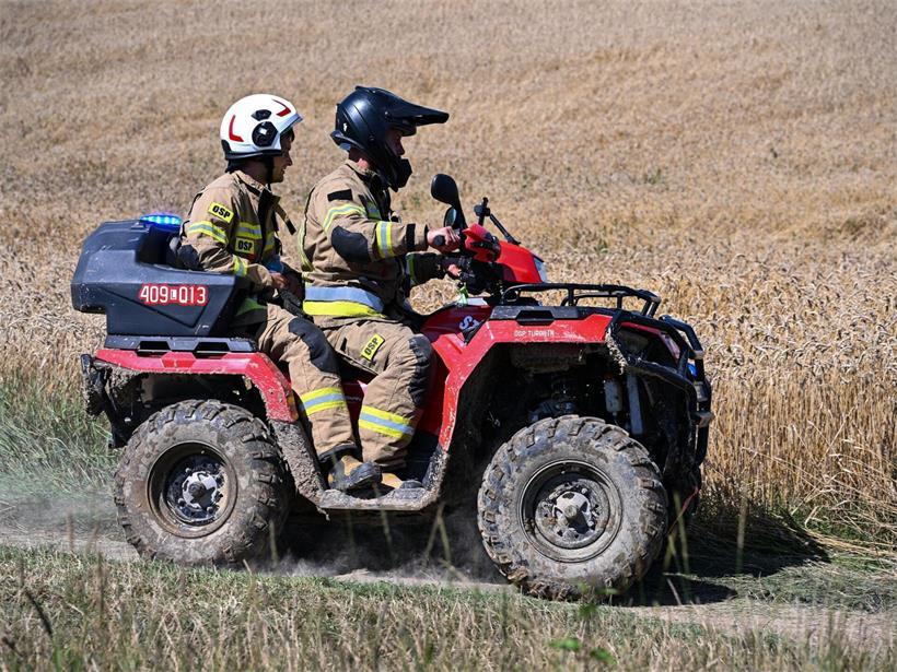 Zehn Tote bei Angriffswelle auf ukrainische Städte – Brände in Russland Polnische Feuerwehrleuite nahe der Absturzstelle im polnischen Tarnawa Kolonia