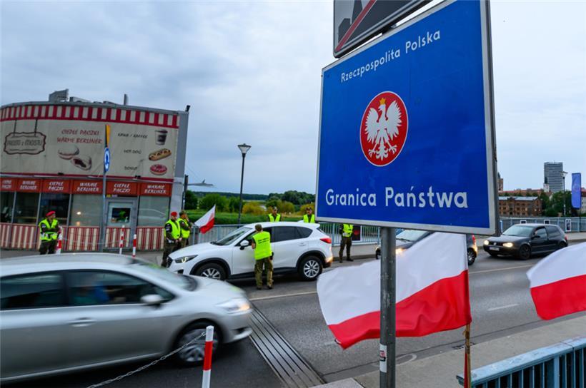 Polnische Grenzschützer kontrollieren ein Fahrzeug am Grenzübergang Stadtbrücke zwischen Frankfurt (Oder) in Brandenburg und dem polnischen Slubice
