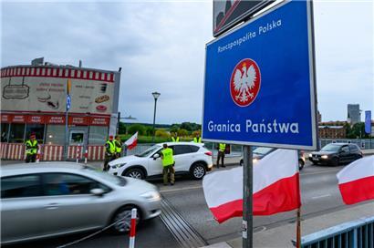 Polnische Grenzschützer kontrollieren ein Fahrzeug am Grenzübergang Stadtbrücke zwischen Frankfurt (Oder) in Brandenburg und dem polnischen Slubice
