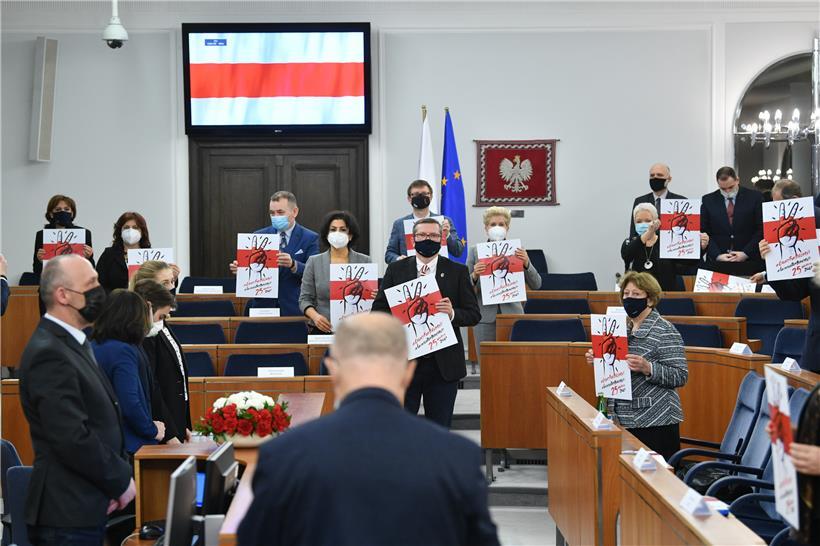 Polnische Senatoren nahmen gestern an einer Demonstration zur Unterstützung der belarussischen Opposition gegen Polizeibrutalität und die Ergebnisse der belarussischen Präsidentschaftswahlen im polnischen Parlamentsgebäude teil
