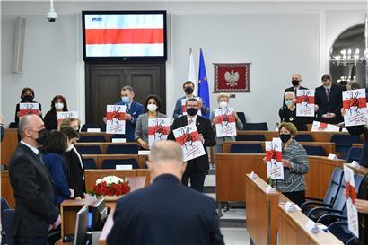 Polnische Senatoren nahmen gestern an einer Demonstration zur Unterstützung der belarussischen Opposition gegen Polizeibrutalität und die Ergebnisse der belarussischen Präsidentschaftswahlen im polnischen Parlamentsgebäude teil
