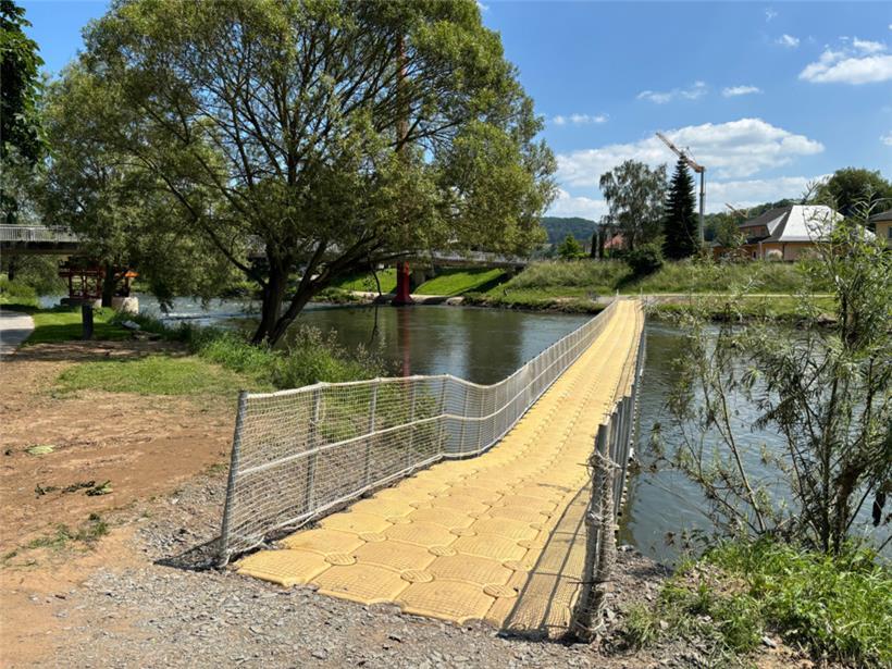 Pontonbrücke als unästhetisches Provisorium für die elegante, aber in die Jahre gekommene Schrägseilbrücke
