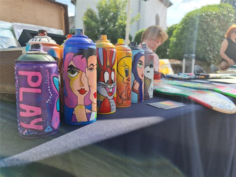 Pop Art meets Upcycling: Nathalie Houlmont erschafft Kunst aus Alltagsgegenständen 
