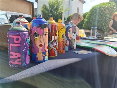 Pop Art meets Upcycling: Nathalie Houlmont erschafft Kunst aus Alltagsgegenständen 
