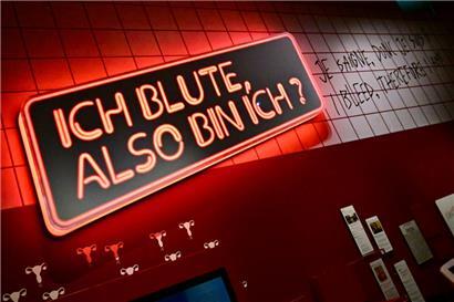 Poppige Farben, historische Inhalte: Eindruck der Ausstellung „Et leeft“ im Luxembourg City Museum
