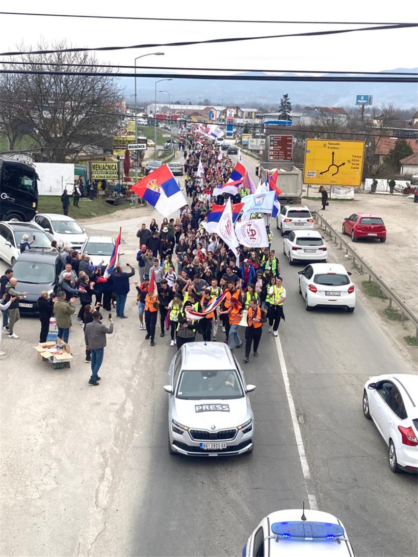 Populäre Hoffnungsträger: Demonstranten auf dem Sternmarsch gegen die Korruption auf dem Boulevard der Befreiung am Stadtausgang im serbischen Cacak
