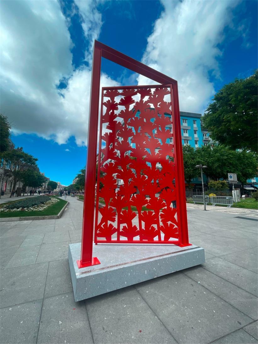 „Porte de la liberté“, de Alberto Vieira. Sculpture représentant une porte entrouverte avec 50 œillets sculptés, à Avenida da Liberdade à Braga, Portugal.
