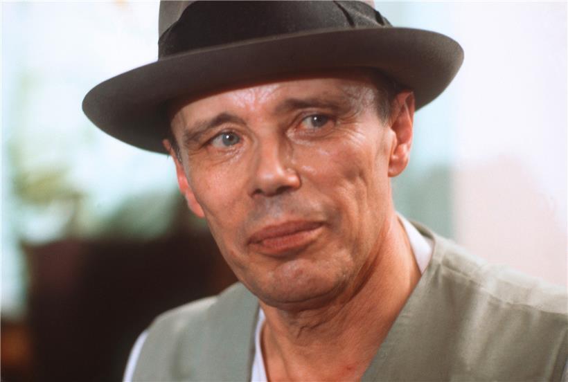 Porträt des deutschen Künstlers und Kunstprofessors Joseph Beuys
