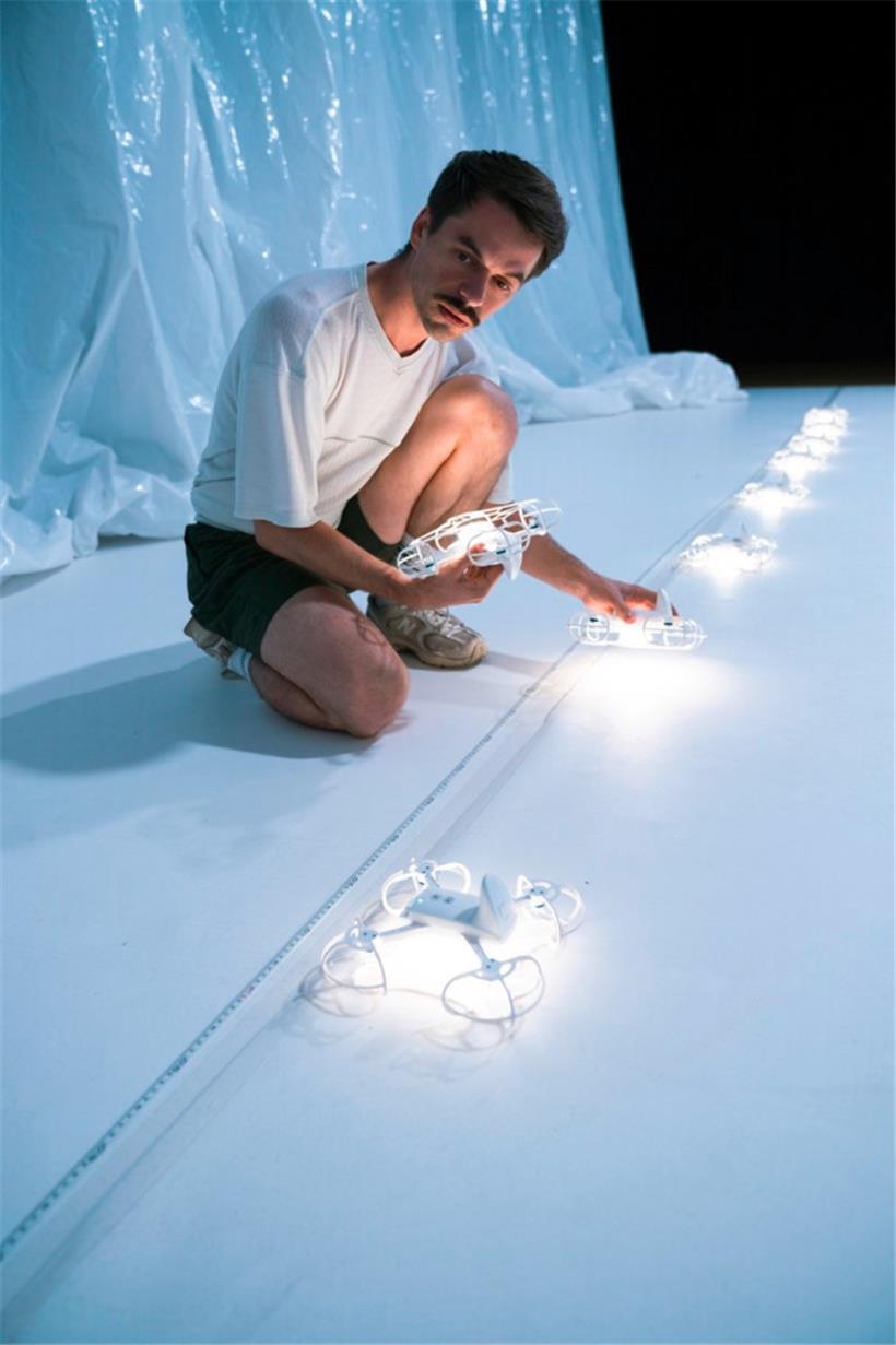 Portrait de Brian Ca pris dans le décor du spectacle „Satellites“
