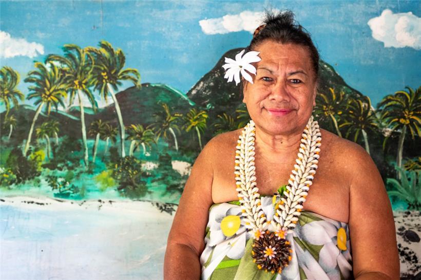 Portrait von Mamie Blue International, einer lokalen Institution: Zur Zeit der Militärbasis besaß Mamie Blue eine Bar und schwärmt bis heute von der „époque militaire“, November 2021
