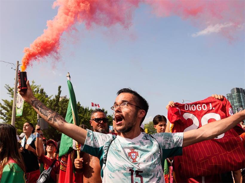Portugiesische Fans versammeln sich vor dem Spiel und sorgen für Stimmung