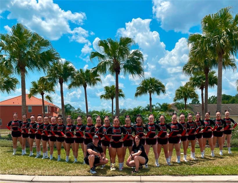 Posen unter Palmen: die 24 Cheerleader der Sweet Devils mit ihrem Trainer-Duo Si...
