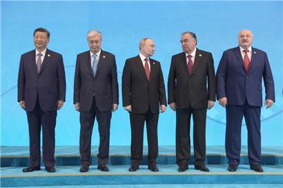 Posieren fürs Gruppenfoto in Astana 
