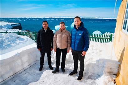 Posieren vor arktischer Kulisse: Die dänische Regierungschefin Mette Frederiksen mit dem noch amtierenden Regierungschef Mute Bourup Egede (l.) und dessen Nachfolger Jens-Frederik Nielsen, in Nuuk
