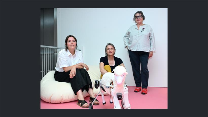 Posieren vor dem Kunstwerk „Birth of a Nation“ (2026) von Tintin Patrone in der Gruppenausstellung „État bruit“ (noch bis zum 20. September) in der Konschthal Esch (vlnr.): Charlotte Masse, Marie-Noëlle Farcy und Danielle Igniti