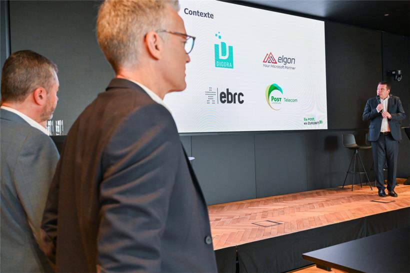 Postchef Claude Strasser stellt das erneuerte Angebot der Post für Firmenkunden vor
