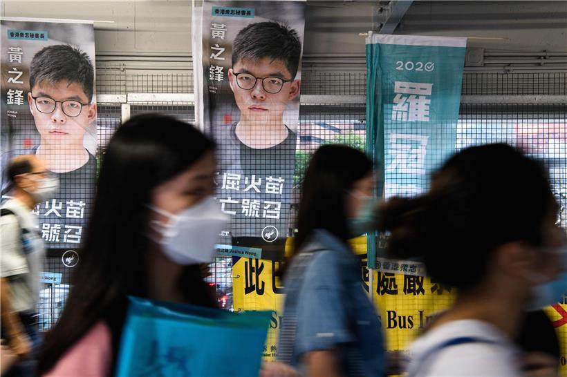 Poster in Honkong zeigen den Demokratie-Aktivisten Joshua Wong – Wong sprach jetzt von einem Versuch Chinas, kritische Stimmen in Hongkong „durch Gewalt und Angst“ zum Schweigen zu bringen
